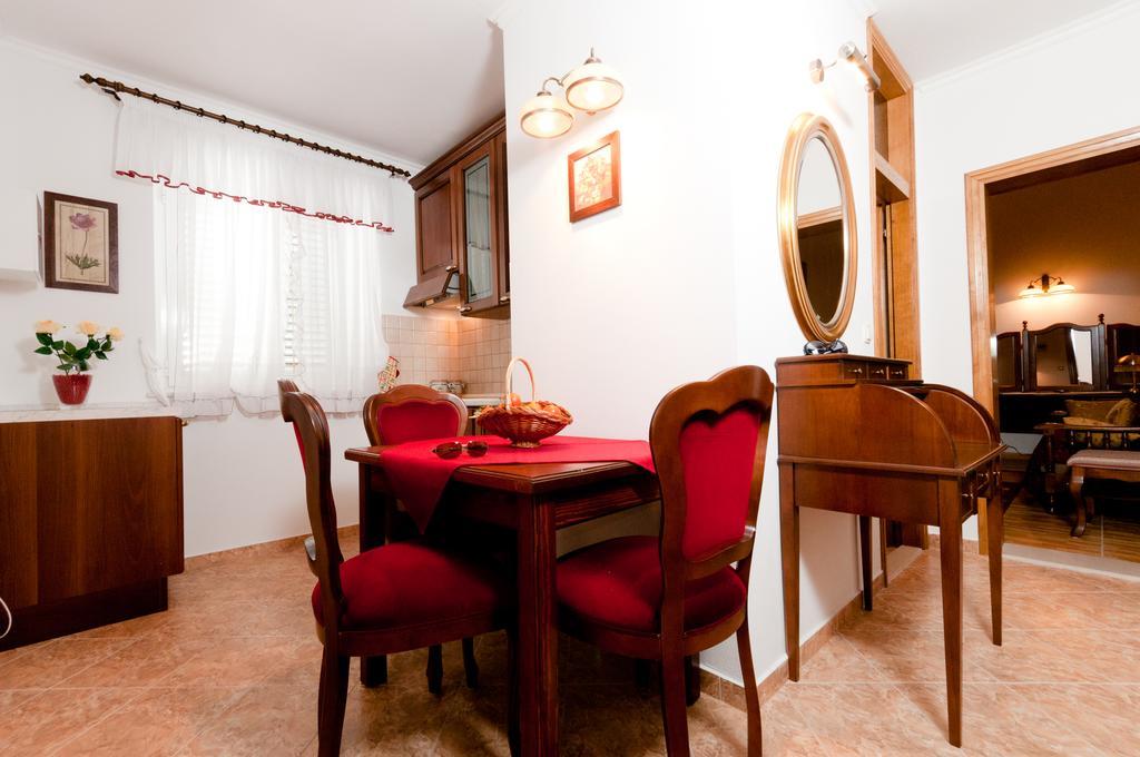 Apartments Barba Petra Dvori Sumartin Exterior foto
