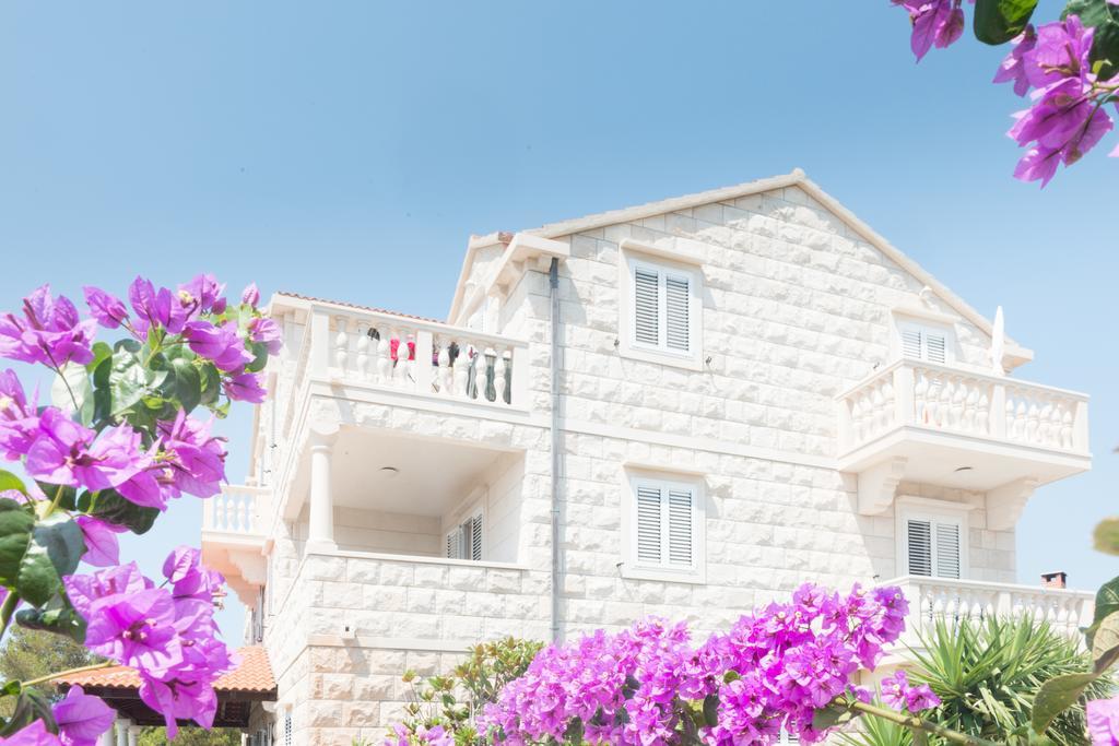 Apartments Barba Petra Dvori Sumartin Exterior foto