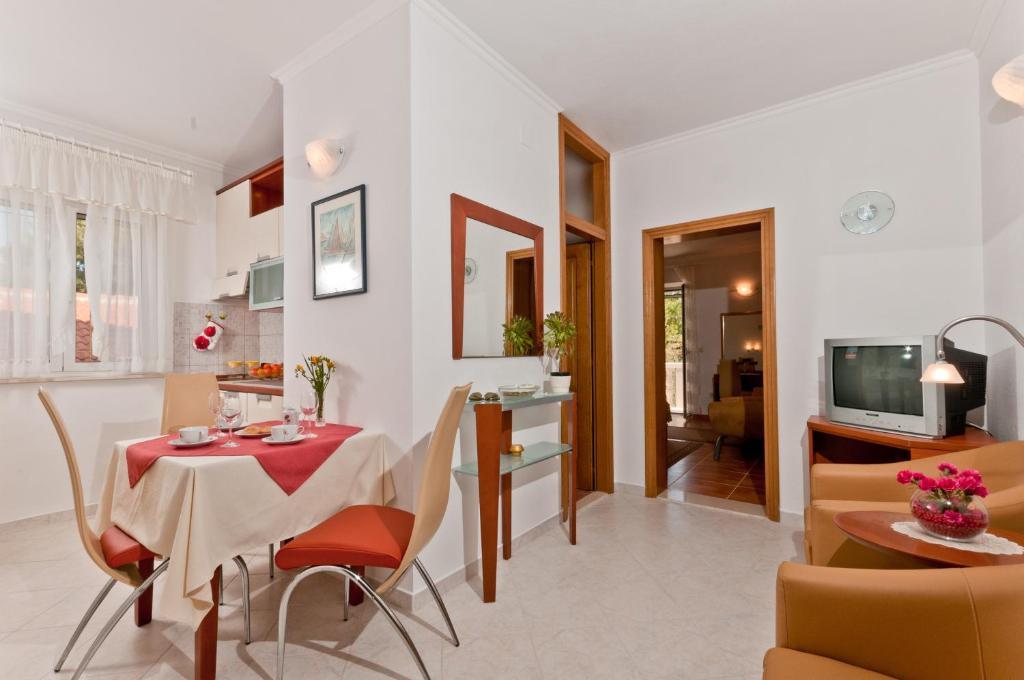 Apartments Barba Petra Dvori Sumartin Zimmer foto