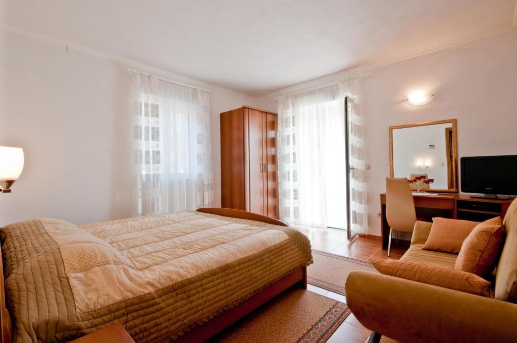 Apartments Barba Petra Dvori Sumartin Zimmer foto